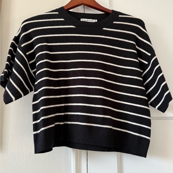 Abercrombie & Fitch Sweaters - Abercrombie & Fitch Women’s Sweater T-Shirt Size Medium